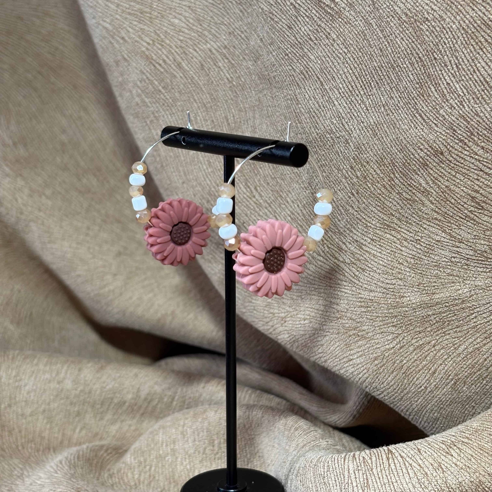 Boucle d'oreille créole avec perles et fleur rose