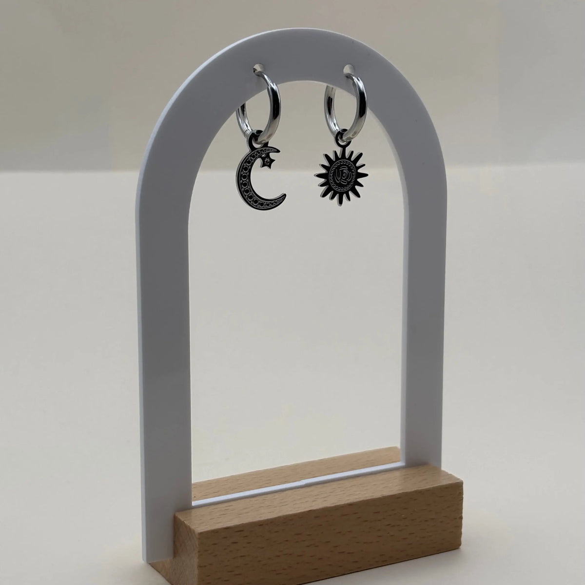 Boucles d'oreilles argentées en petites créoles asymétrique lune et soleil  en acier inoxydable 