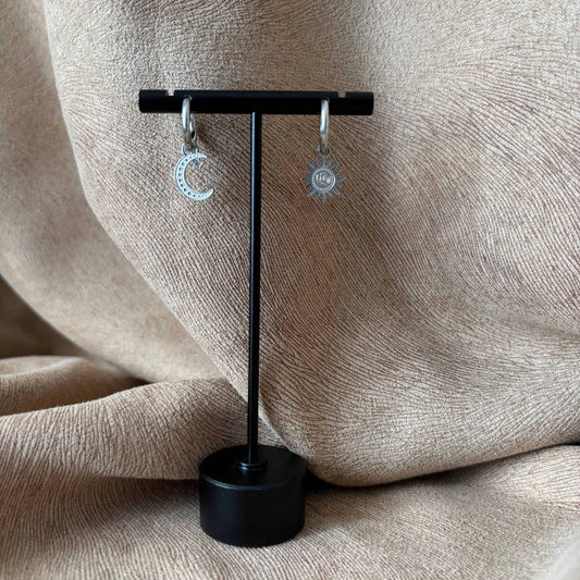 Boucles d'oreilles argentées |Petites créoles asymétrique lune et soleil |Acier inoxydable