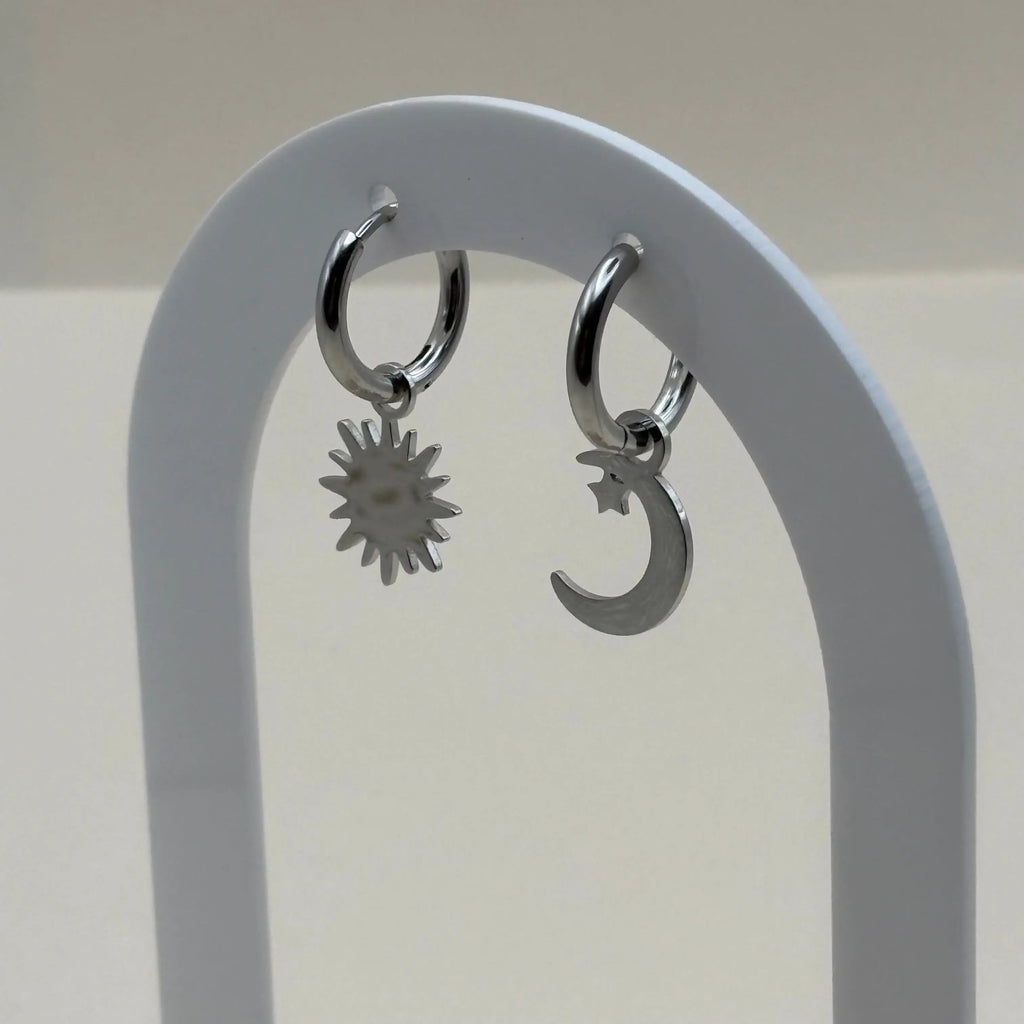 Des boucles d'oreilles argentées en petites créoles asymétrique lune et soleil  en acier inoxydable 