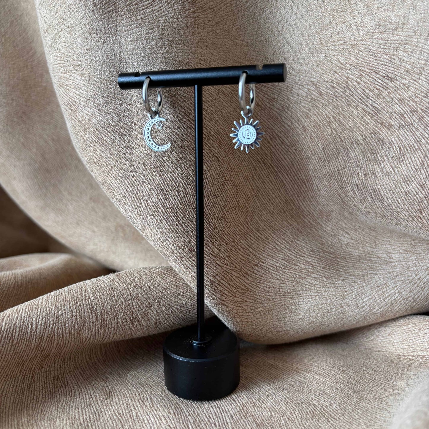 Boucles d'oreilles argentées |créoles asymétrique lune et soleil |Acier inoxydable