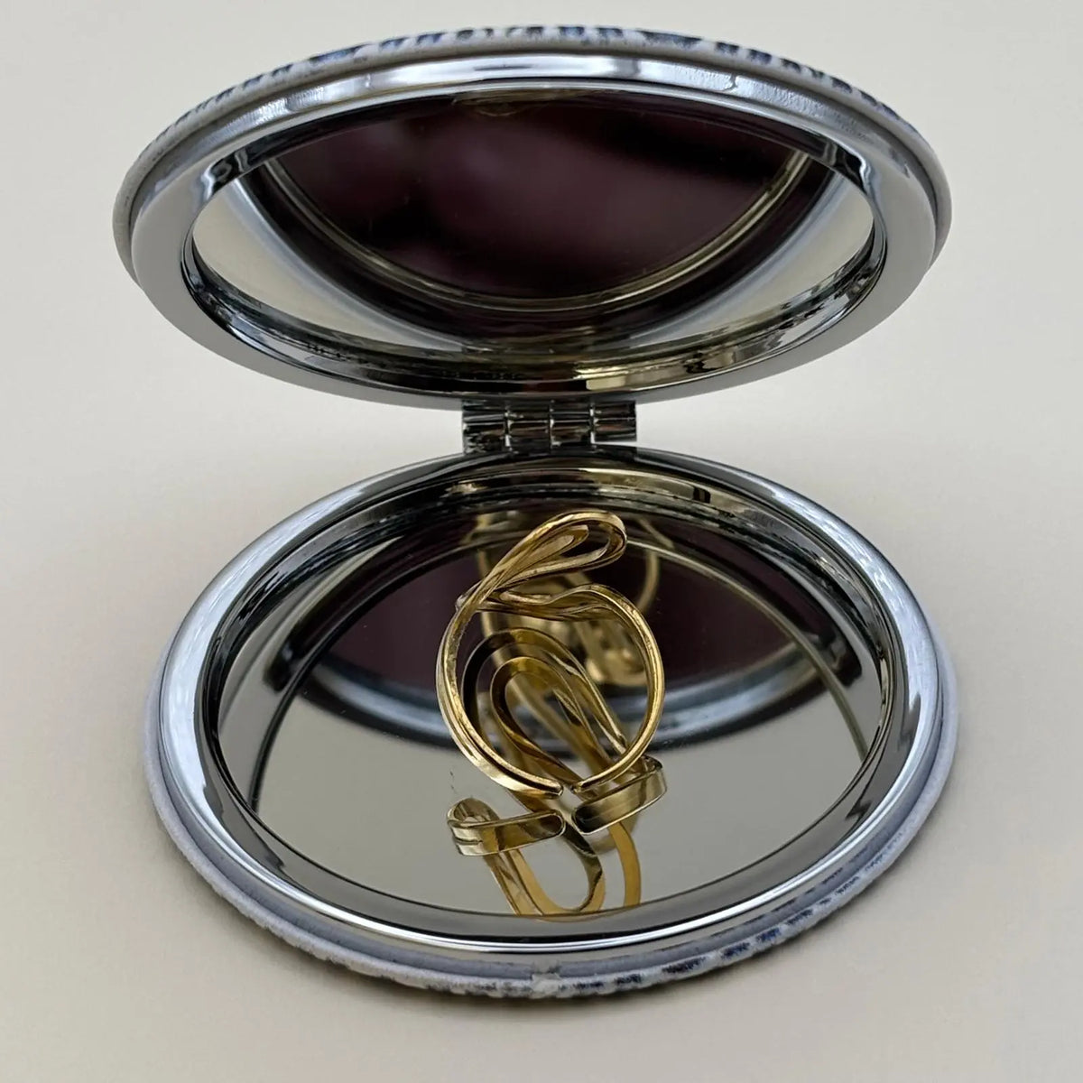 Bague dorée et réglable avec des formes de volutes