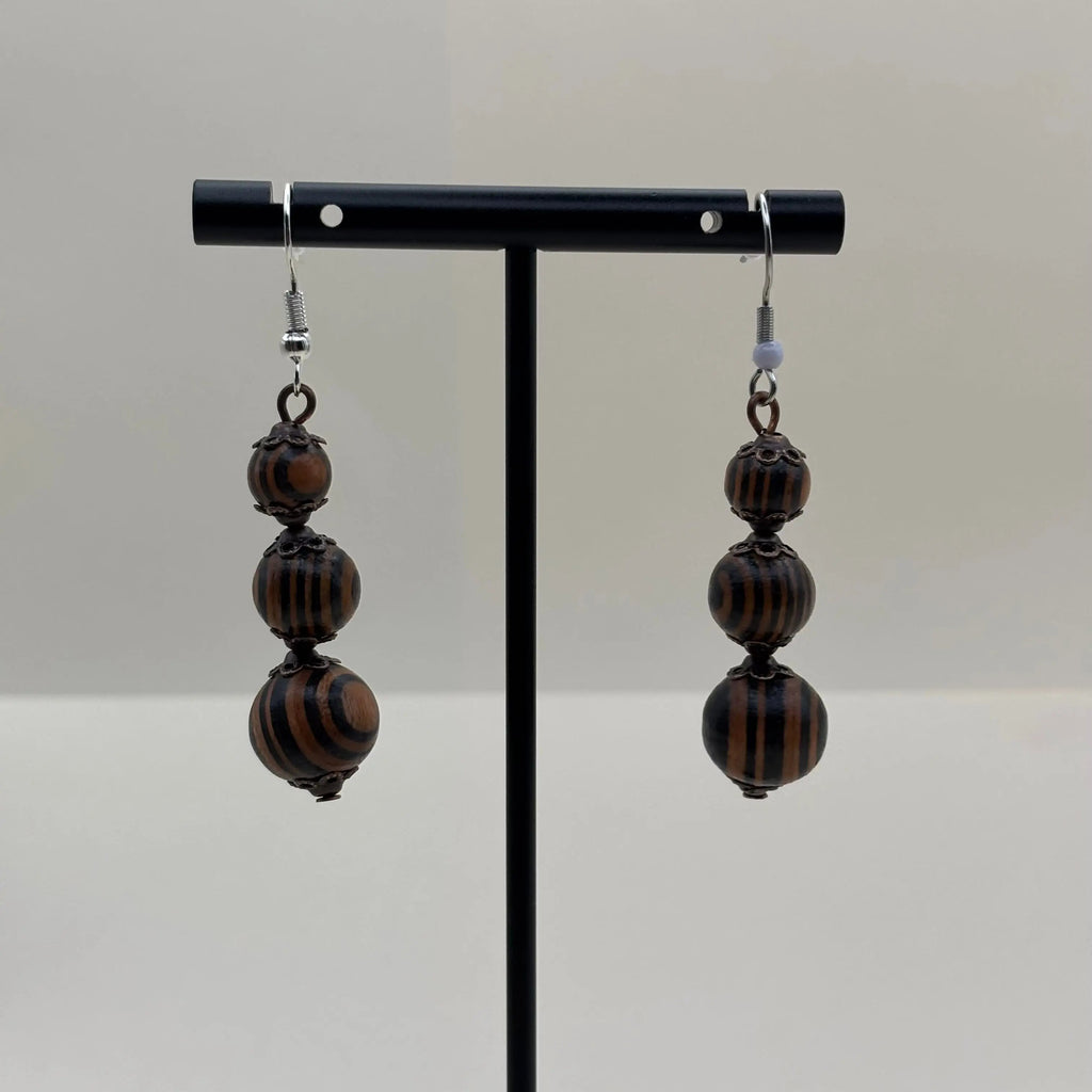 Boucles d'oreilles artisanales crochet argenté en acier inoxydable et trois perles marbrées marron