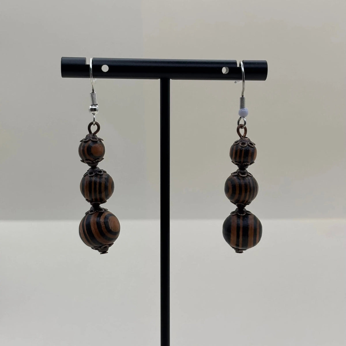 Boucles d'oreilles artisanales crochet argenté en acier inoxydable et trois perles marbrées marron
