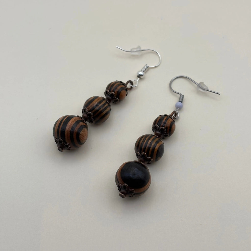 Une paire de bes boucles d'oreilles artisanales crochet argenté en acier inoxydable et trois perles marbrées marron
