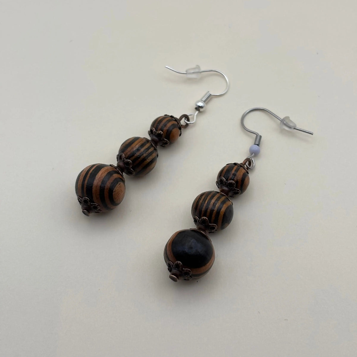 Une paire de bes boucles d'oreilles artisanales crochet argenté en acier inoxydable et trois perles marbrées marron
