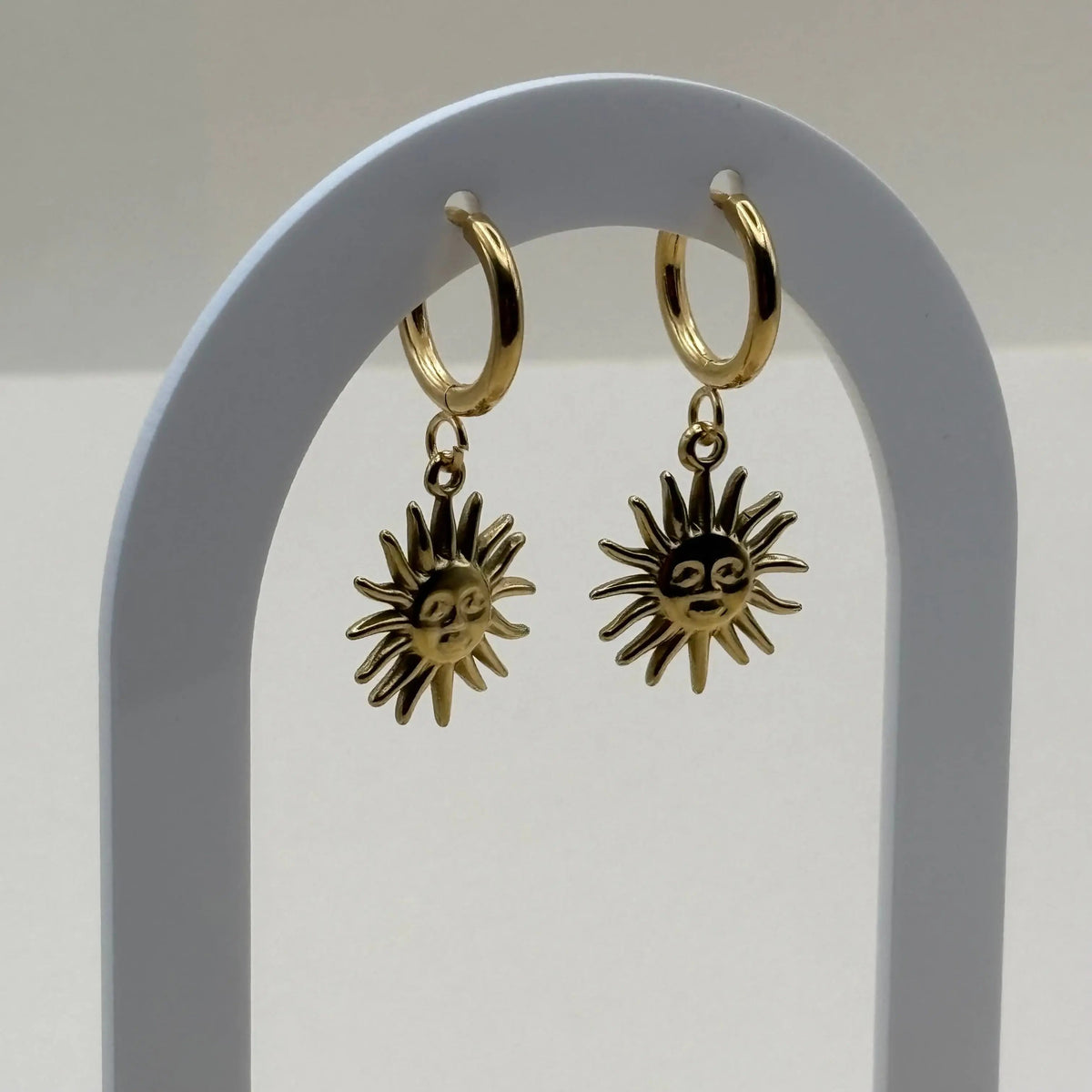 Boucles d'oreilles dorées petites créoles avec visage dans un soleil  en acier inoxydable