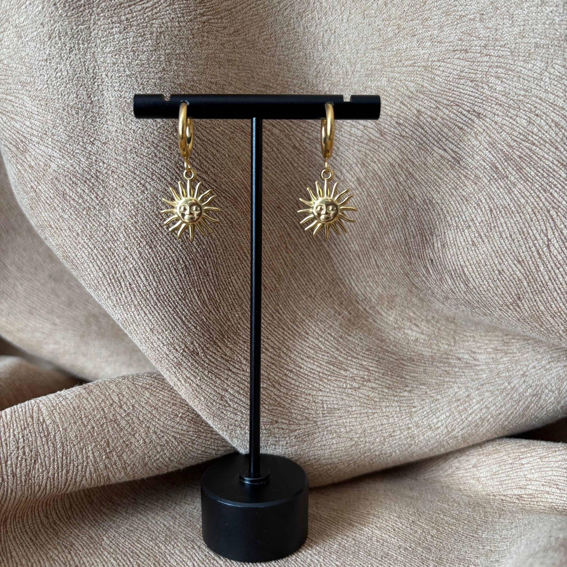 Boucles d'oreilles | Petites créoles | Avec soleil visage | Or - Acier inoxydable