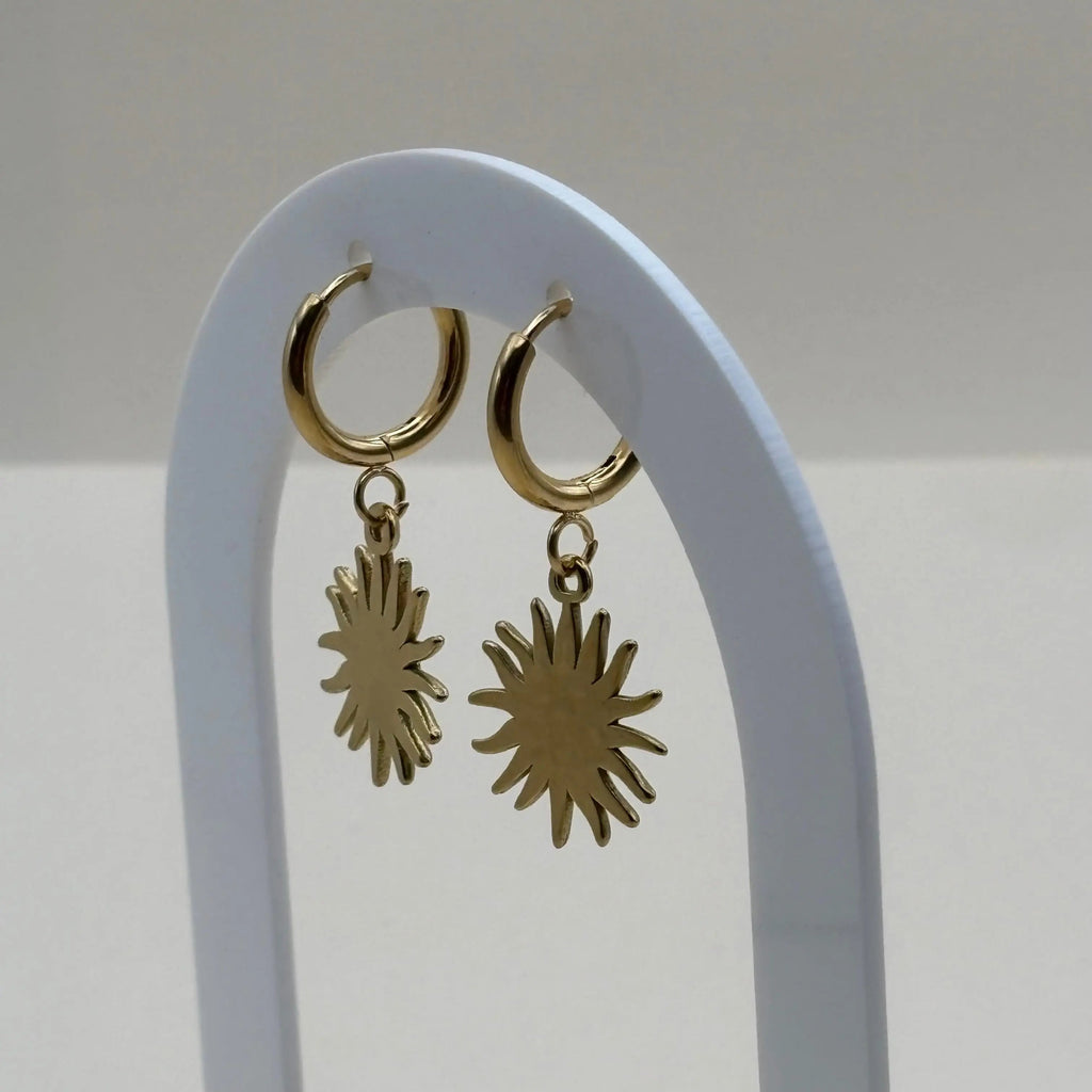 Une paire de boucles d'oreilles dorées petites créoles avec visage dans un soleil  en acier inoxydable