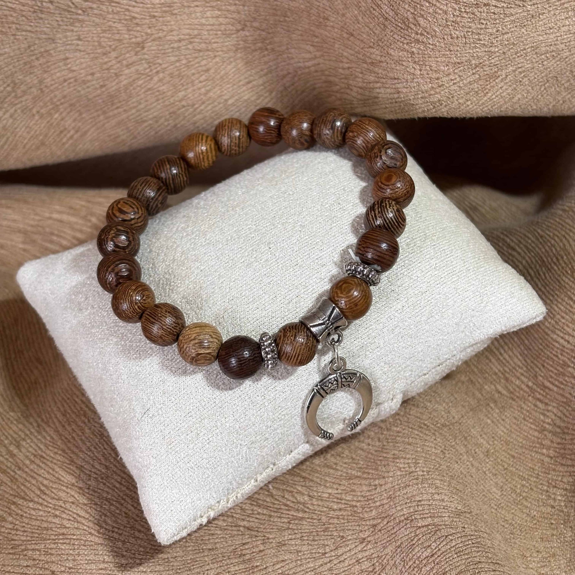 Bracelet en perles artisanal |Avec breloque lune |Perles en bois sur élastique