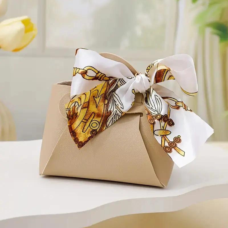 Emballage en forme de sac à main beige en simili cuir