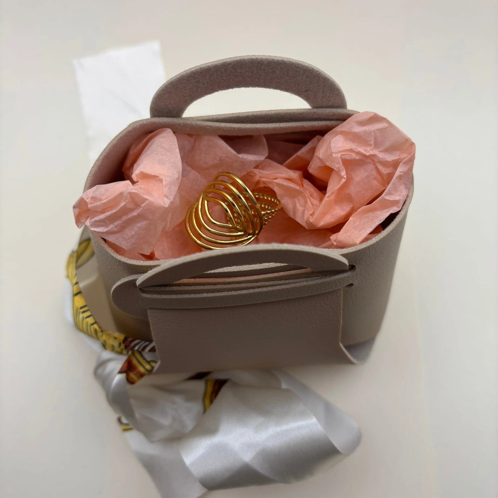 Emballage en forme de sac à main beige en simili cuir