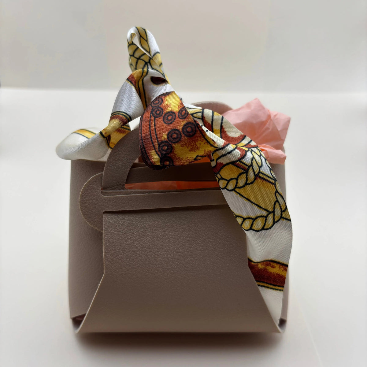 Un emballage en forme de sac à main beige en simili cuir