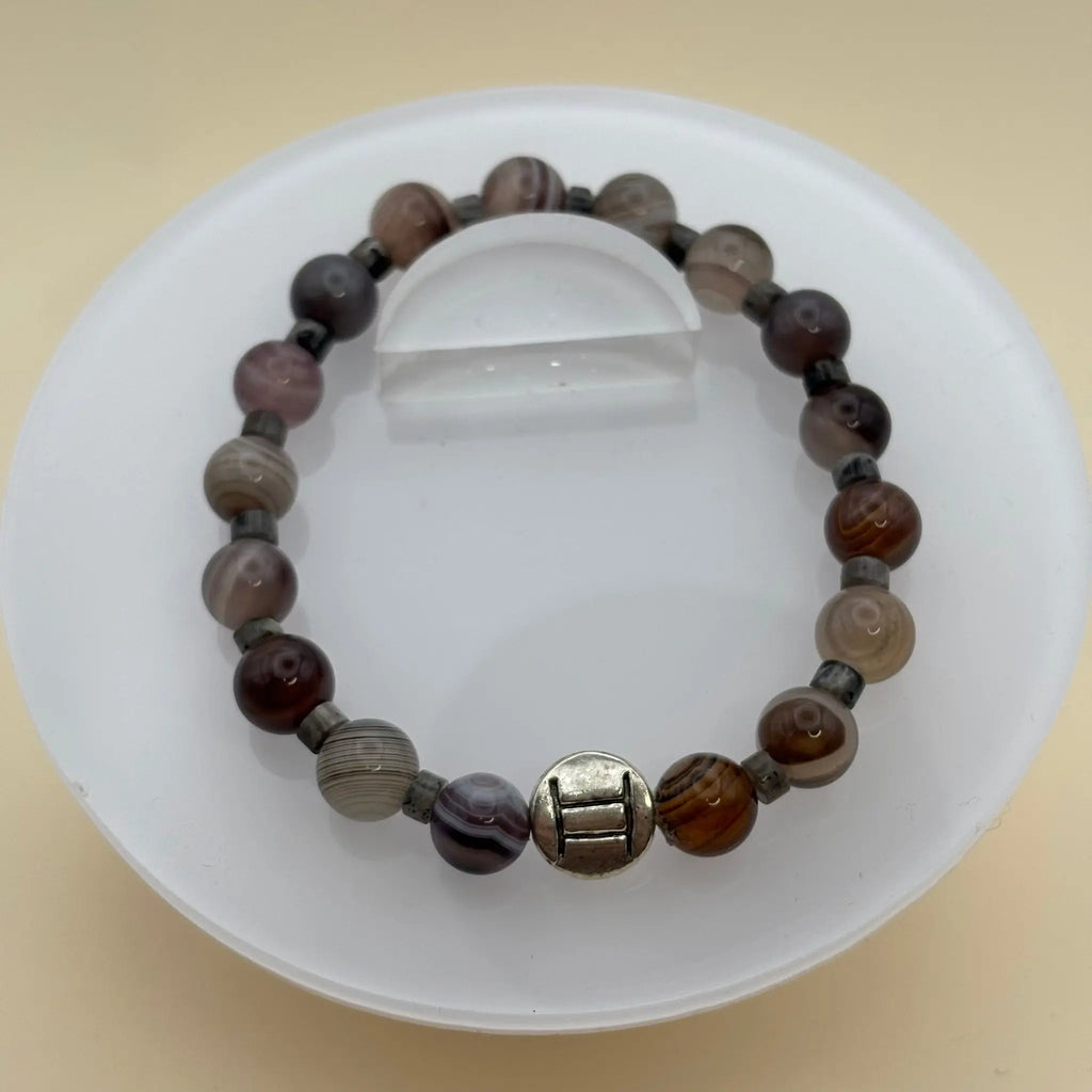 Bracelet bleu et noir comportant un élément central cylindrique noir gravé