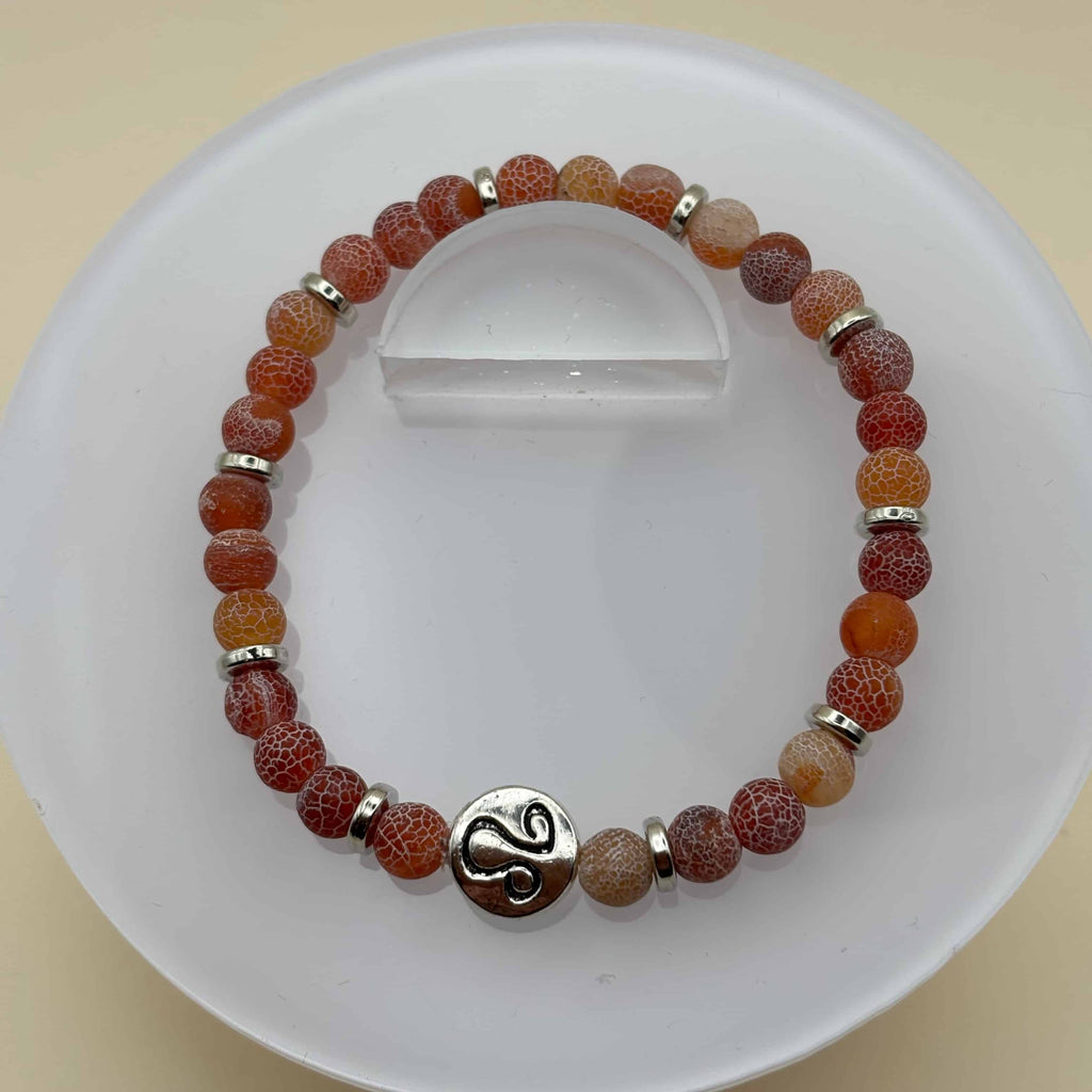 Bracelet en perles sur élastique avec perles en porcelaine et en verre et médaillon avec le signe du lion