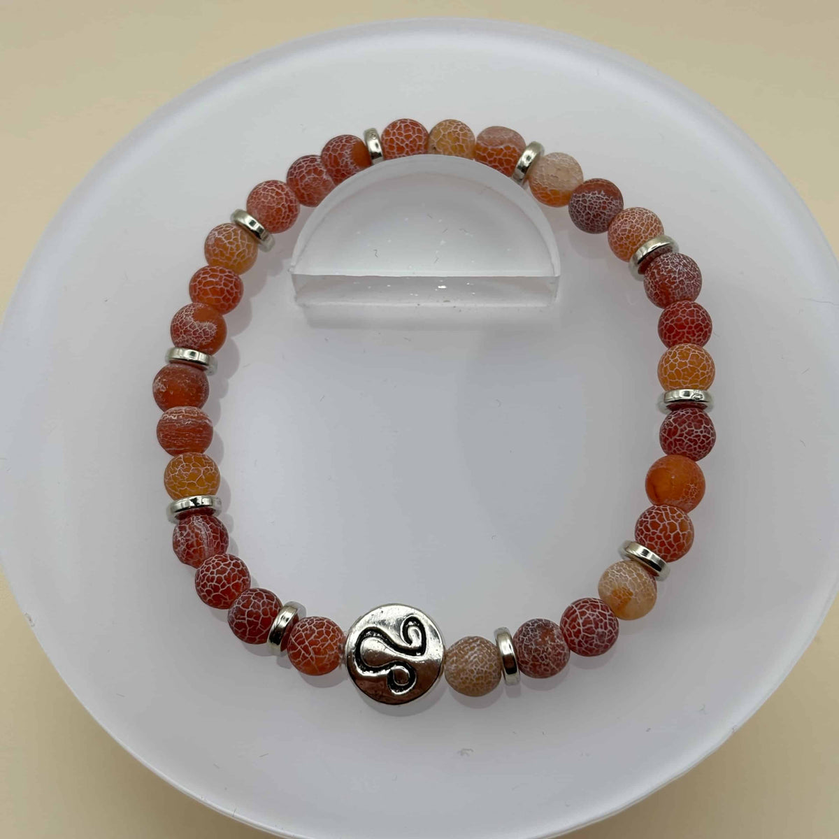 Bracelet en perles sur élastique avec perles en porcelaine et en verre et médaillon avec le signe du lion