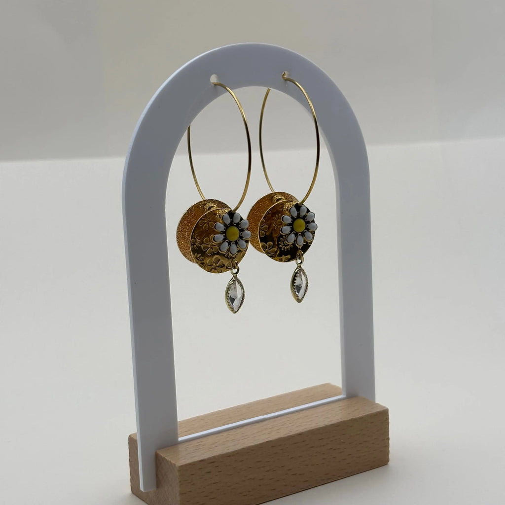 Boucles d'oreilles créoles  dorées avec pendentif pastille dorée avec une fleur marguerite et des perles