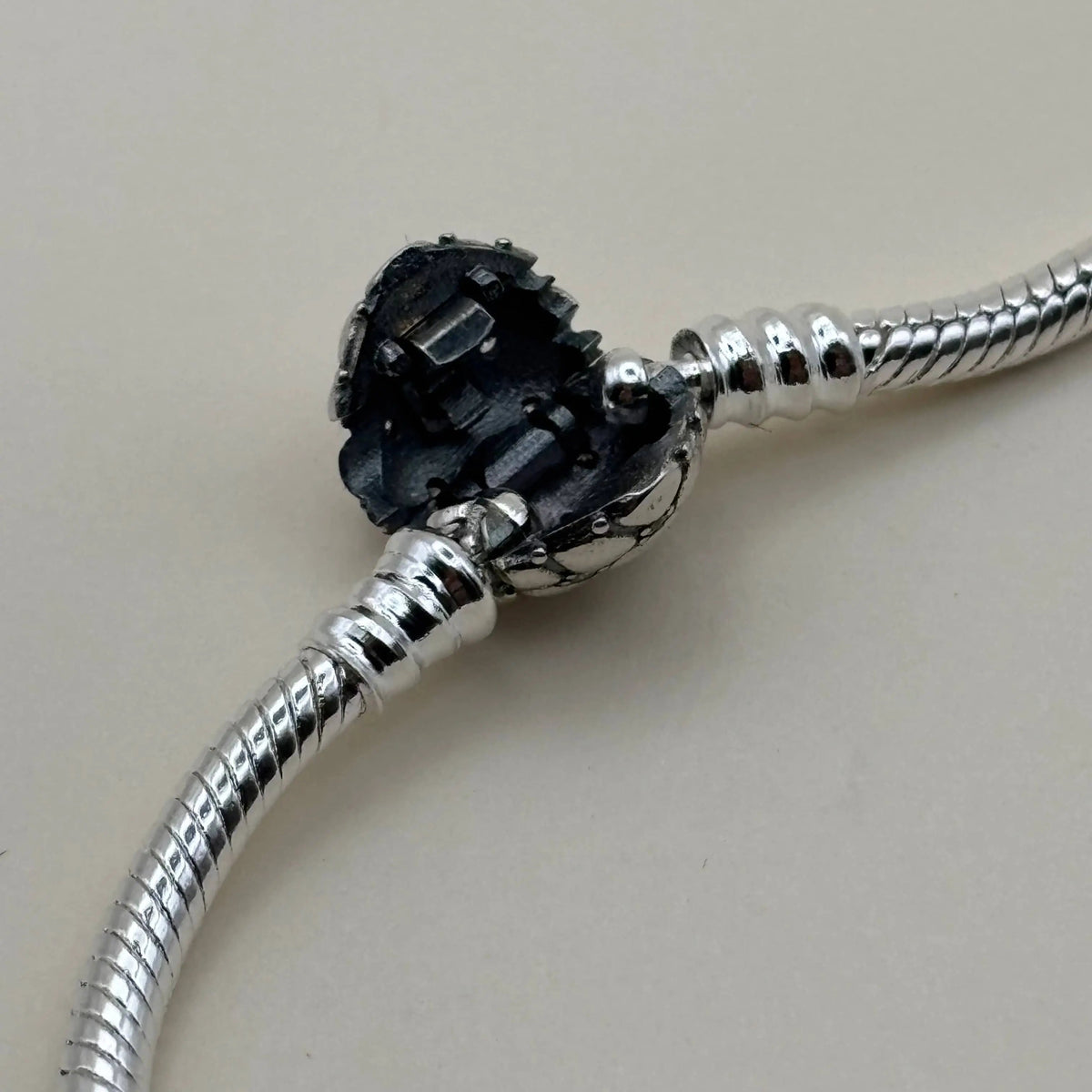 Bracelet Pand'Or avec un charm en forme de cœur  en acier inoxydable