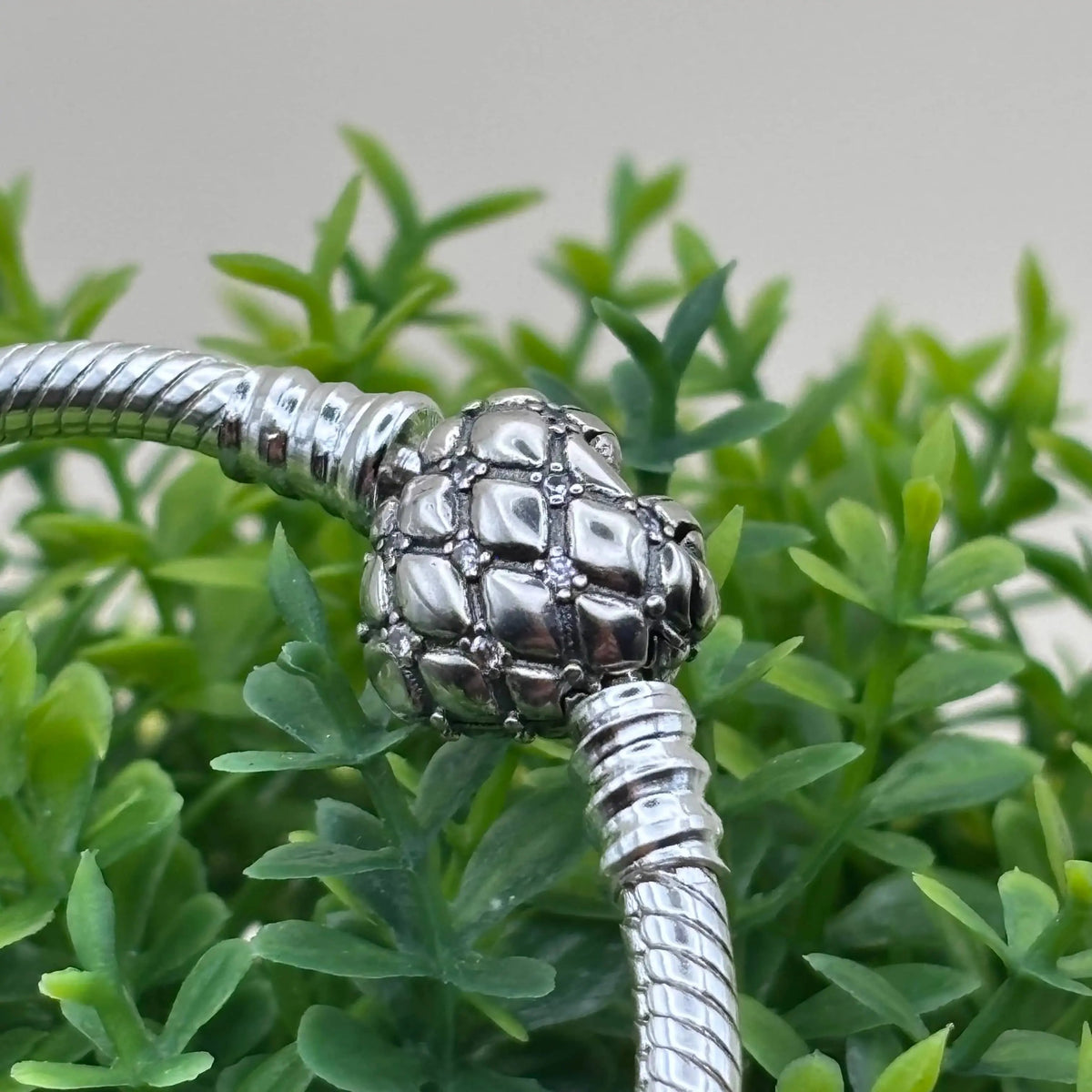 Un bracelet Pand'Or avec charm en forme de cœur  en acier inoxydable