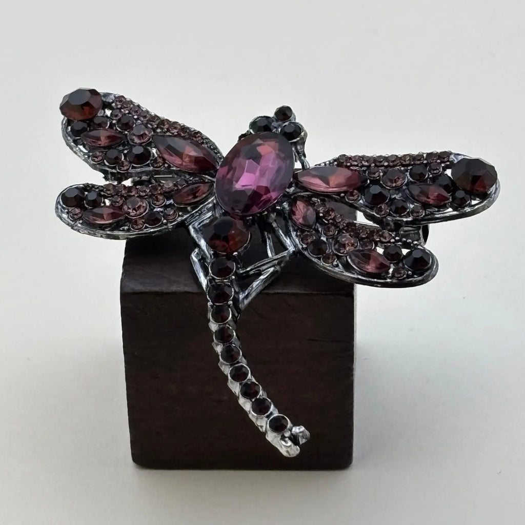 Broche en forme de libellule avec des strass noir et violet