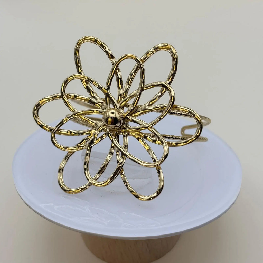 Bracelet manchette doré avec un motif fleur dorée en acier inoxydable