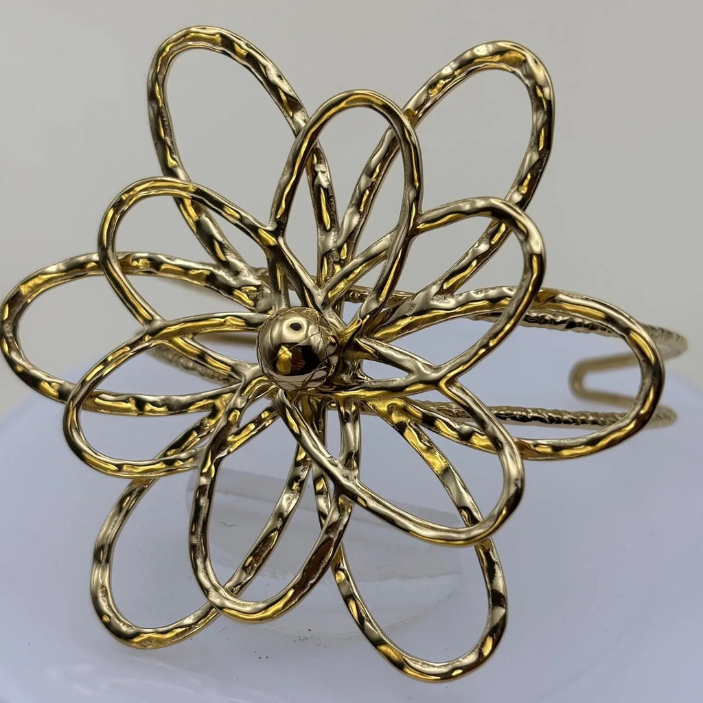 Bracelet manchette de couleur dorée avec un motif fleur dorée en acier inoxydable