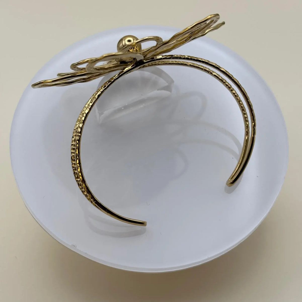 Bracelet manchette doré avec un motif de fleur dorée en acier inoxydable