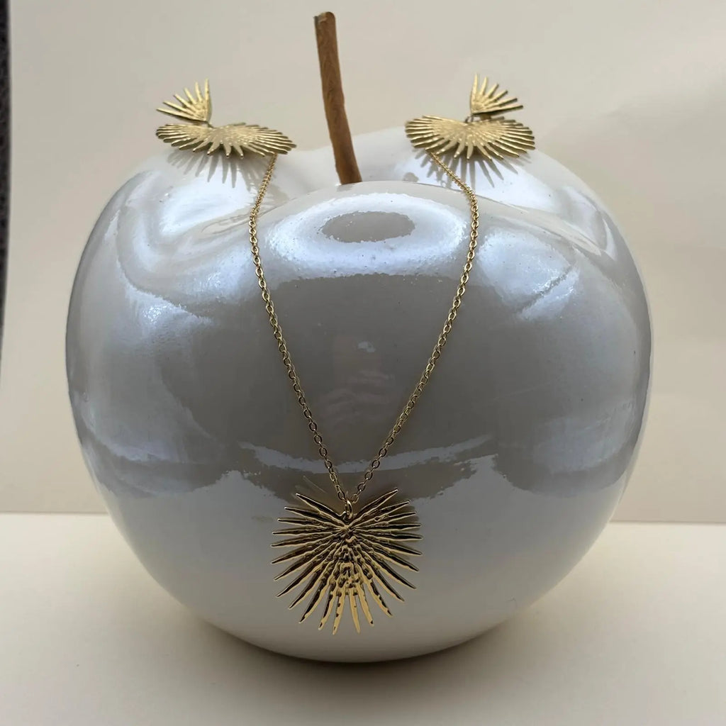 Collier et boucles d'oreilles de couleur dorée avec des motifs de soleil éclatant
