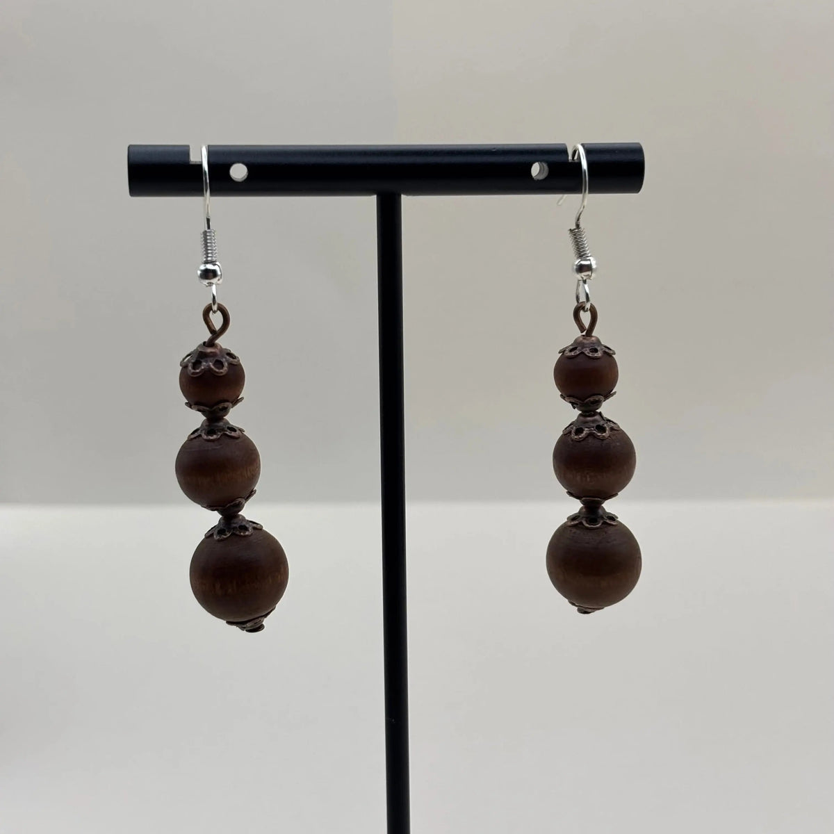 Boucles d'oreilles artisanales avec fixation argentées et trois perles marron