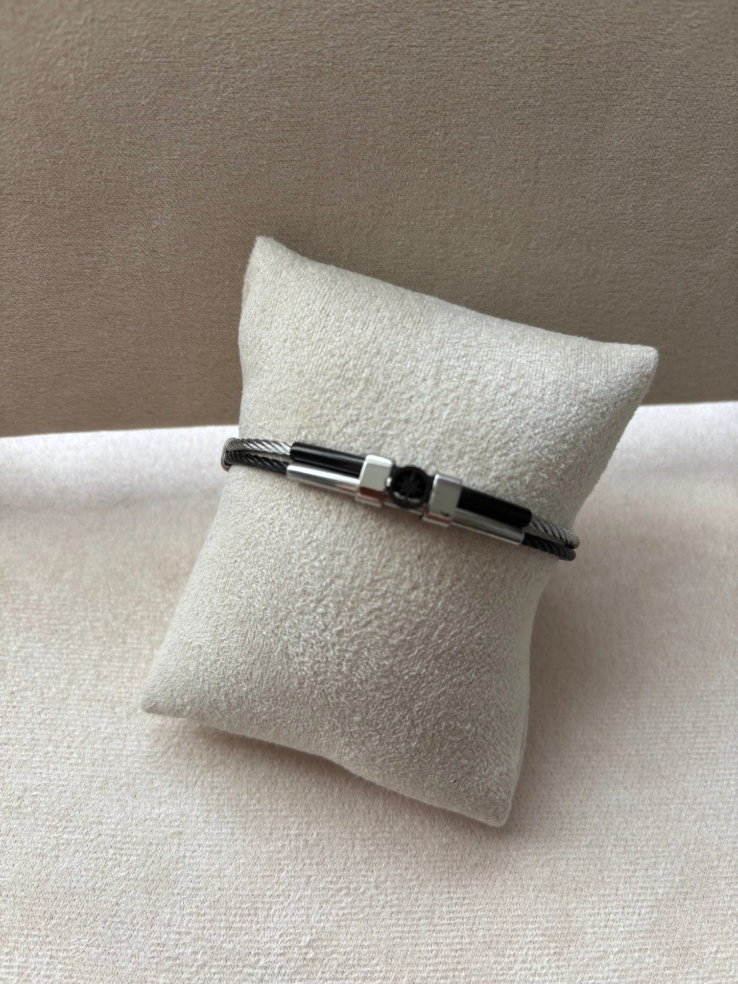 Bracelet argenté homme | Câble tressé noir acier inoxydable | Détail central rose des vents