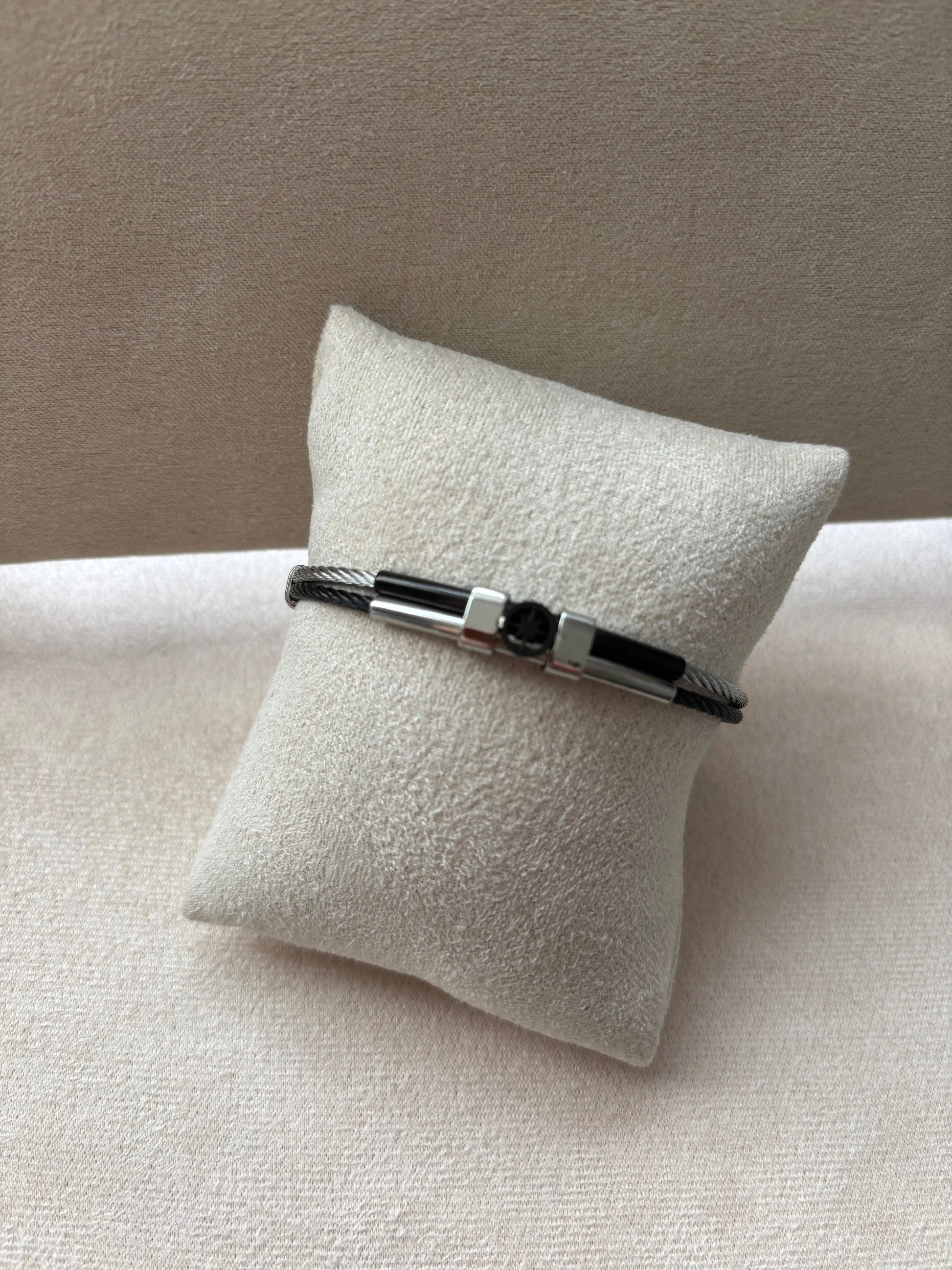 Bracelet argenté homme | Câble tressé noir acier inoxydable | Détail central rose des vents