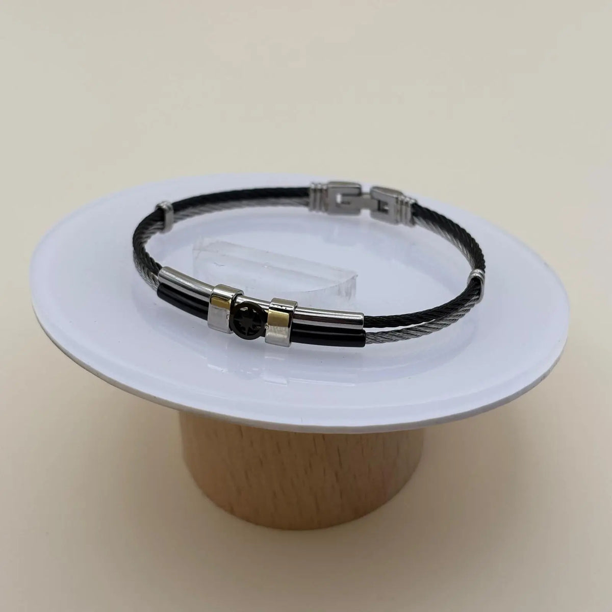 Bracelet argenté homme avec motif câble tressé noir en acier inoxydable détail central rose des vents