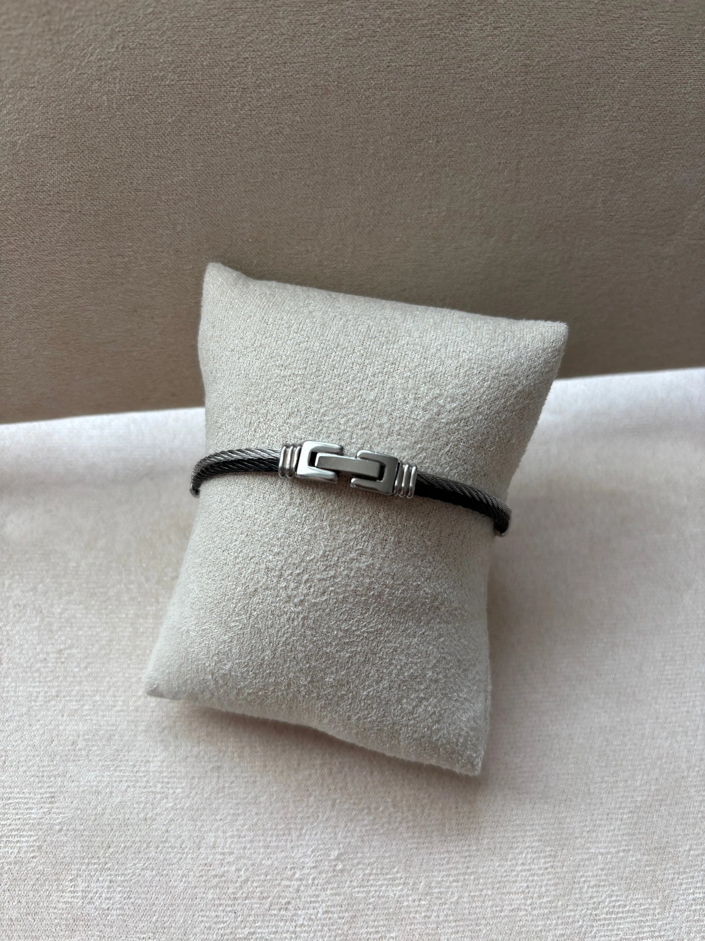 Bracelet argenté homme | Câble tressé noir acier inoxydable | Détail rose des vents