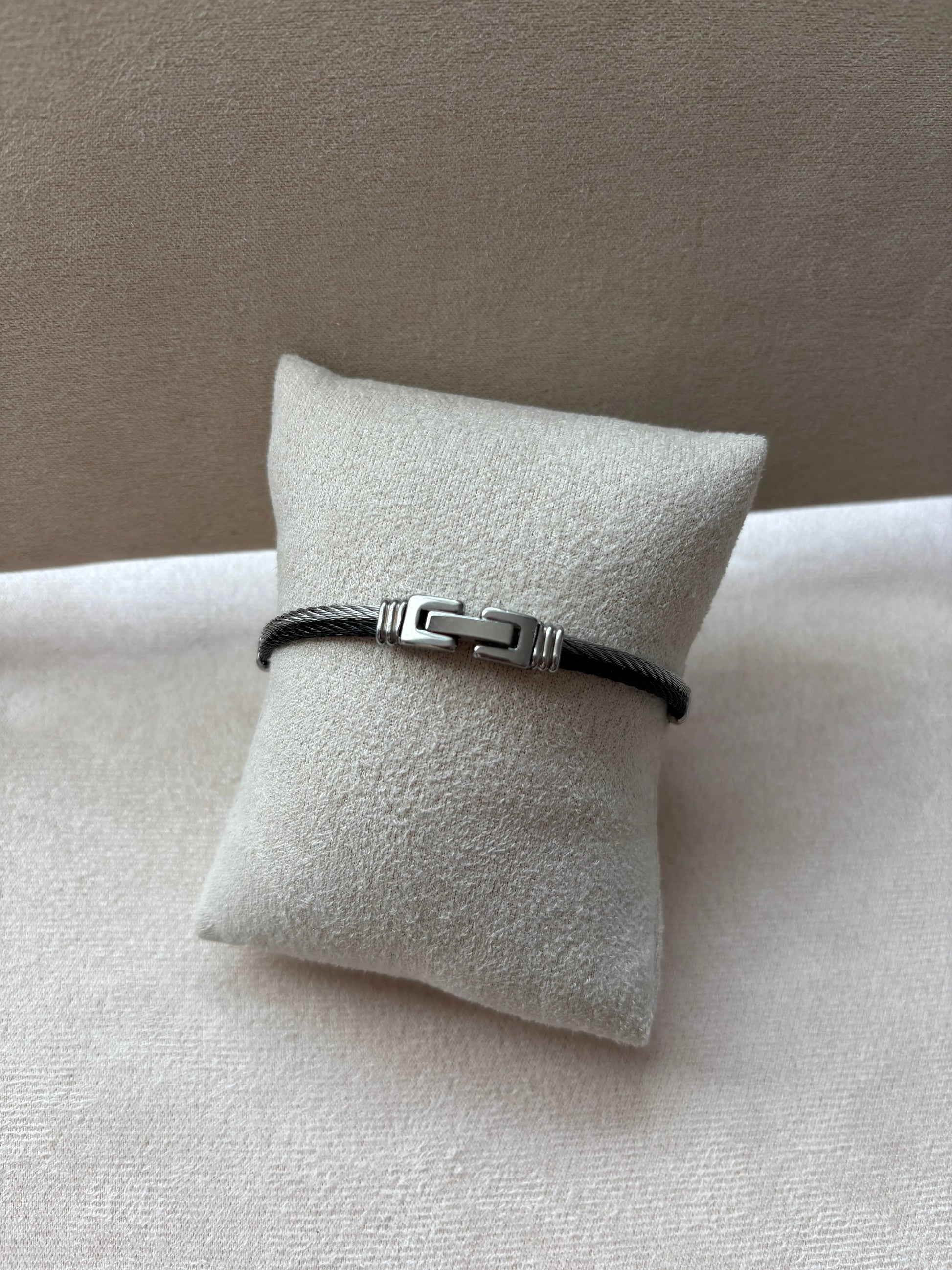 Bracelet argenté homme | Câble tressé noir acier inoxydable | Détail rose des vents