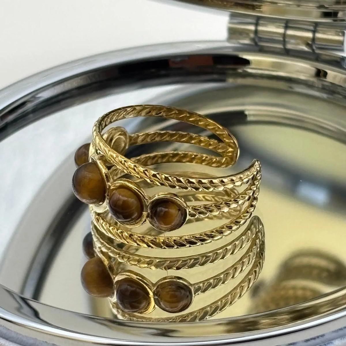 Bague dorée ajustable avec des pierres de couleur ambrées