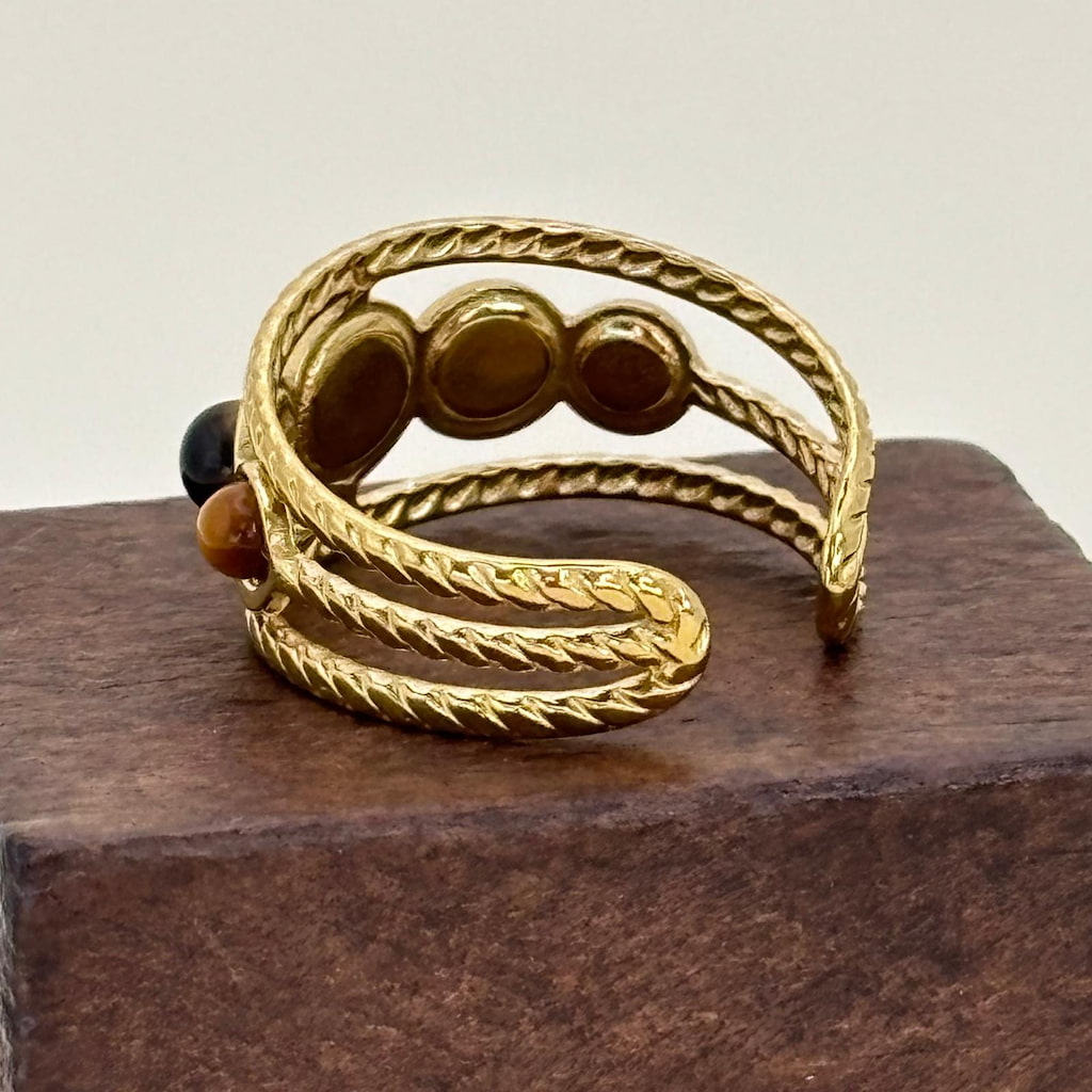 Une bague dorée ajustable avec des pierres de couleur ambrées