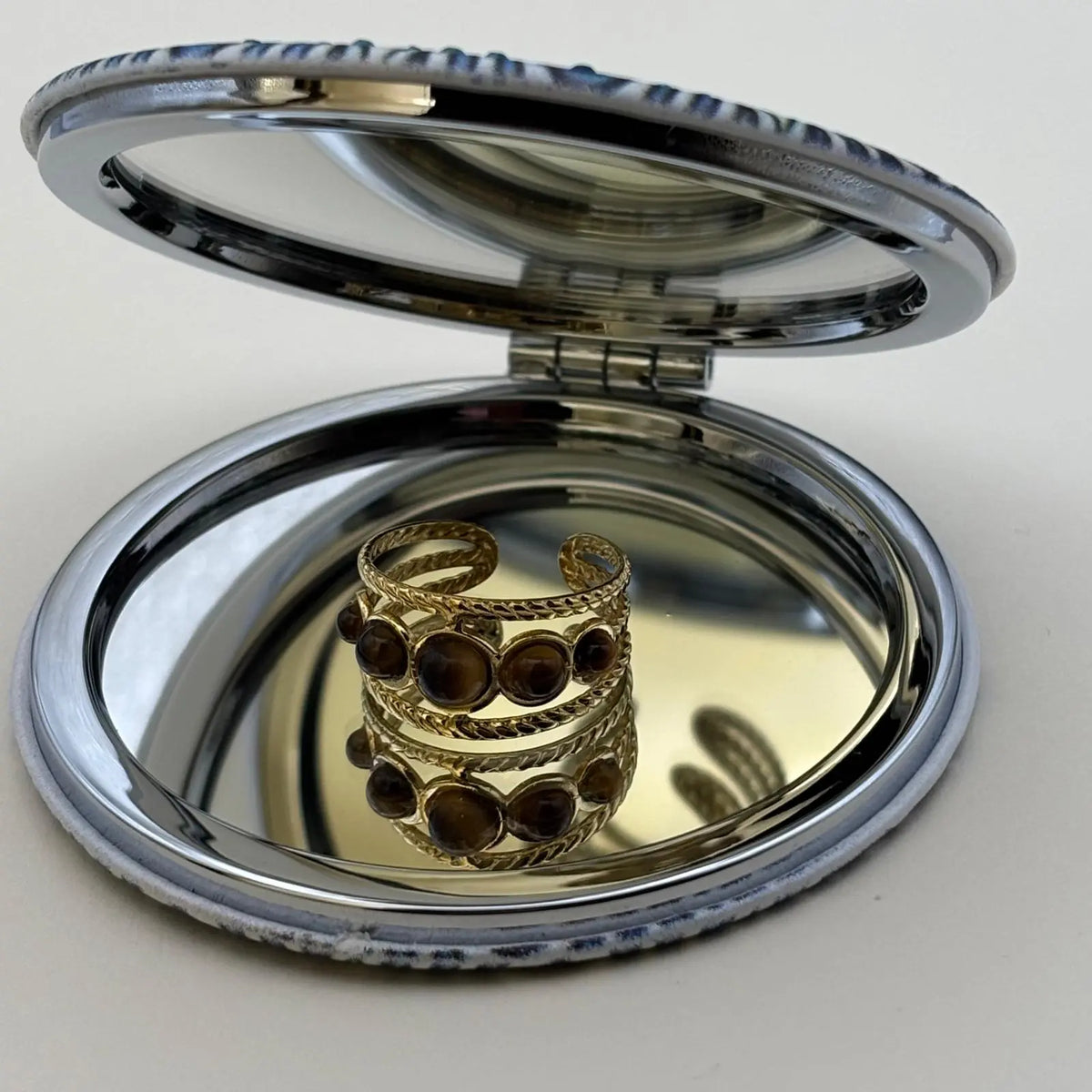 Bague dorée ajustable avec pierres de couleur ambrées