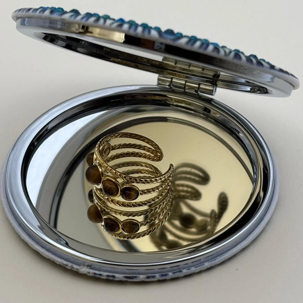 Bague dorée ajustable avec des pierres couleur ambrée