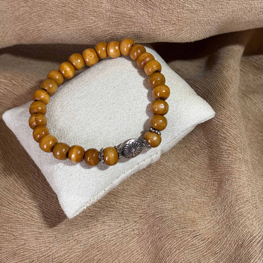 Bracelet en perles artisanal | Bracelet avec perles fleur argentée | Perles en bois sur élastique
