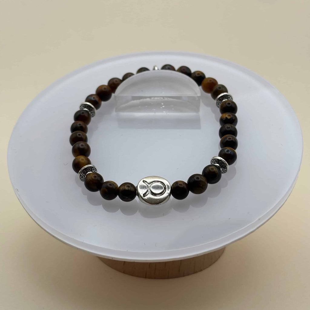 Un beau bracelet en perles sur élastique avec perles en porcelaine et en verre et médaillon avec le signe du taureau