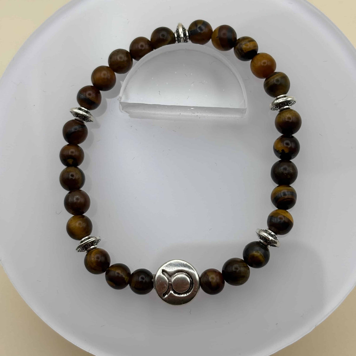 Bracelet en perles sur élastique avec perles en porcelaine et en verre et médaillon avec le signe du taureau