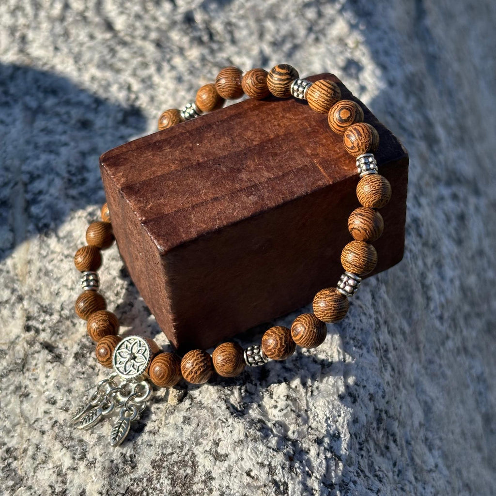Bracelet en perles artisanal  avec breloque attrape rêve et perles en bois 