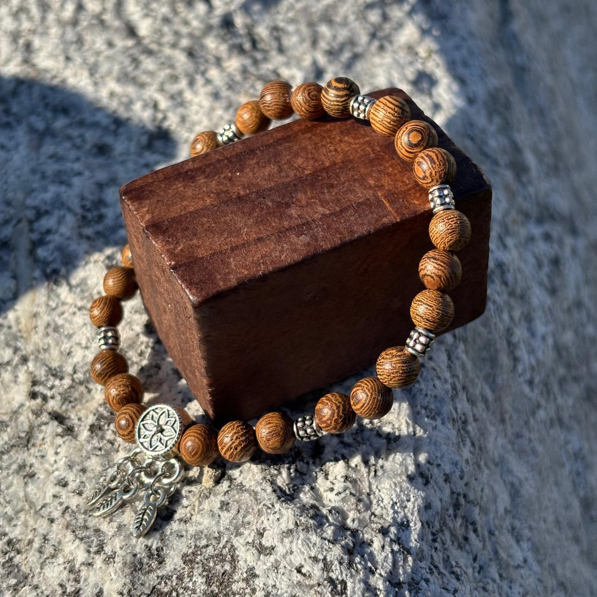 Bracelet en perles artisanal  avec breloque attrape rêve et perles en bois 