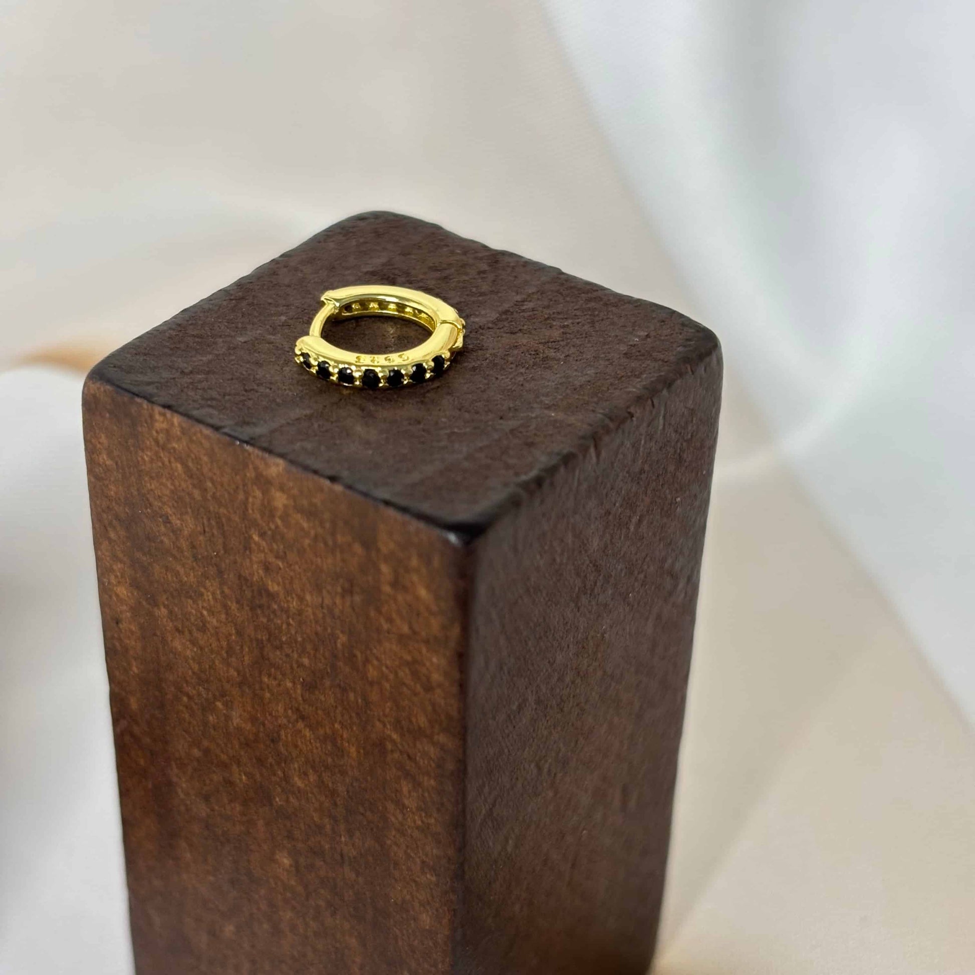 Piercing de nez en plaqué or 18 carats avec des zircons colorés vendu sur le site internet prêtes à briller noirs