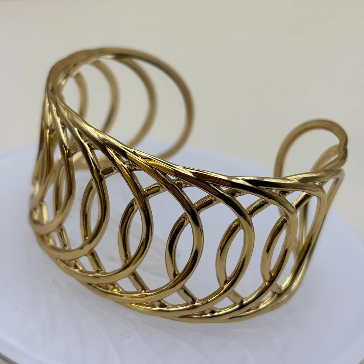 Bracelet doré à jonc avec motif en forme de cercles en acier Inoxydable 