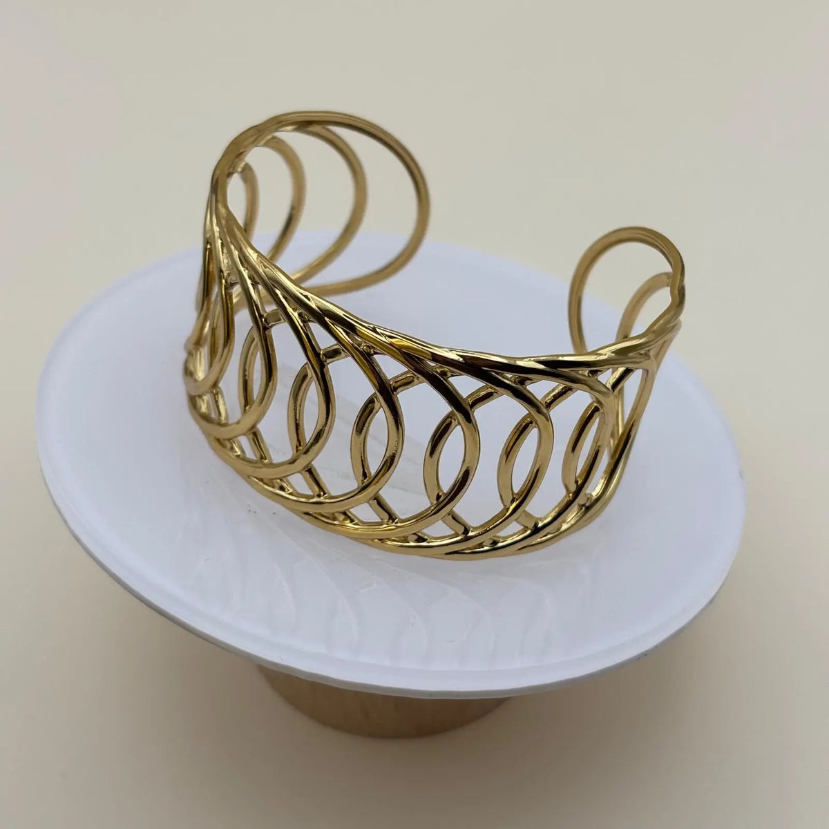 Bracelet doré à jonc avec motif en forme de cercles entrelacés en acier Inoxydable 