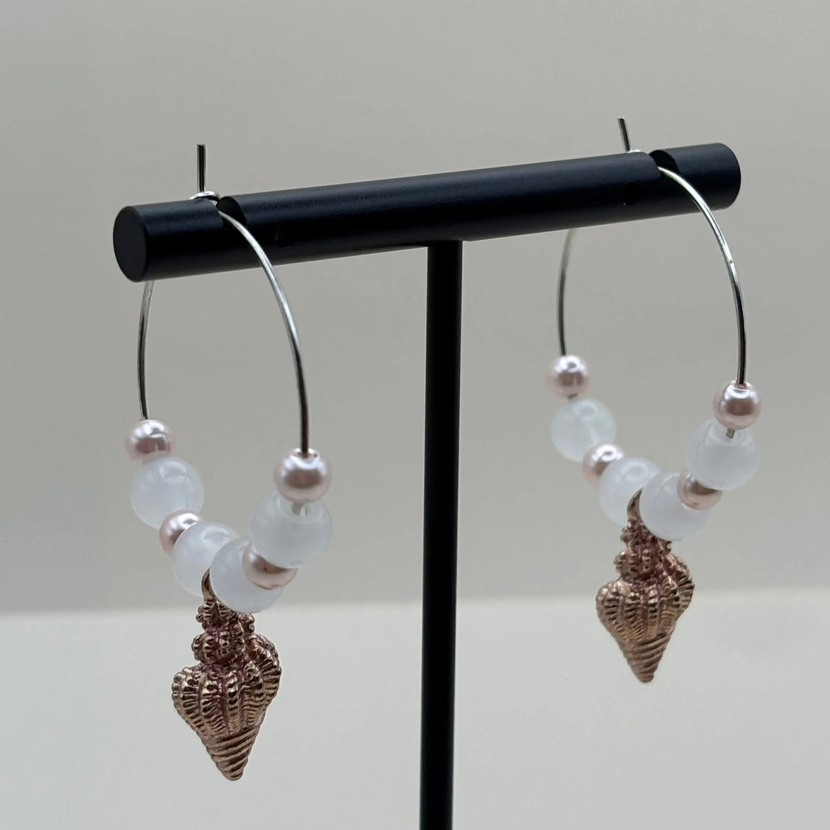 Boucles d'oreilles créole diamètre de trois cm breloque coquillage rosé
Perles acryliques