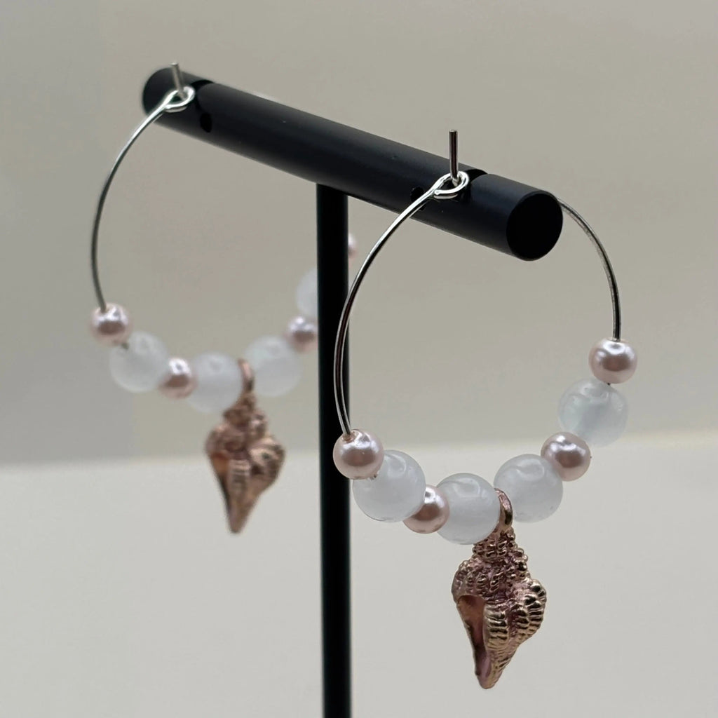 Des boucles d'oreilles créole diamètre de trois cm breloque coquillage rosé
Perles acryliques