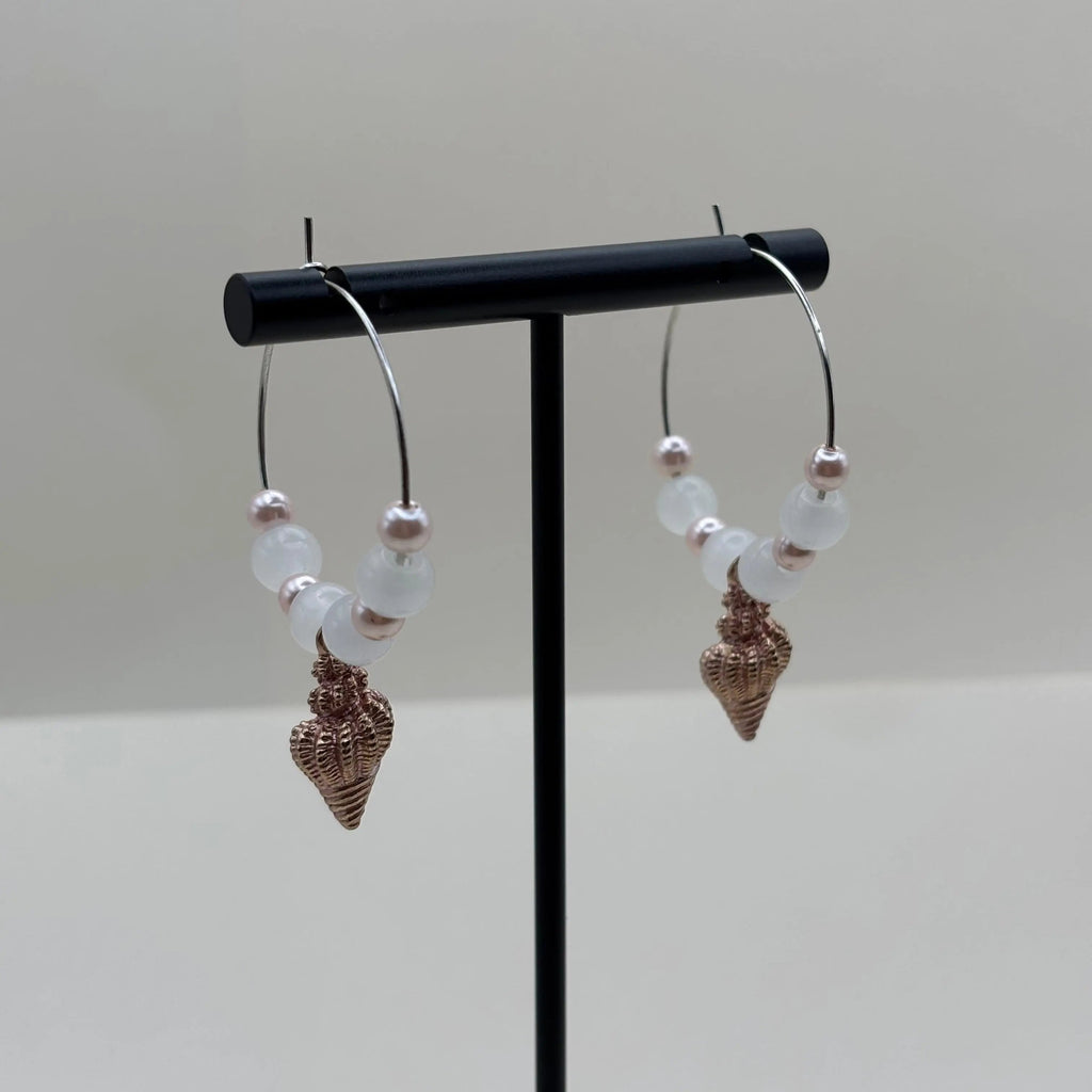 Une paire de boucles d'oreilles créole diamètre de trois cm breloque coquillage rosé
Perles acryliques