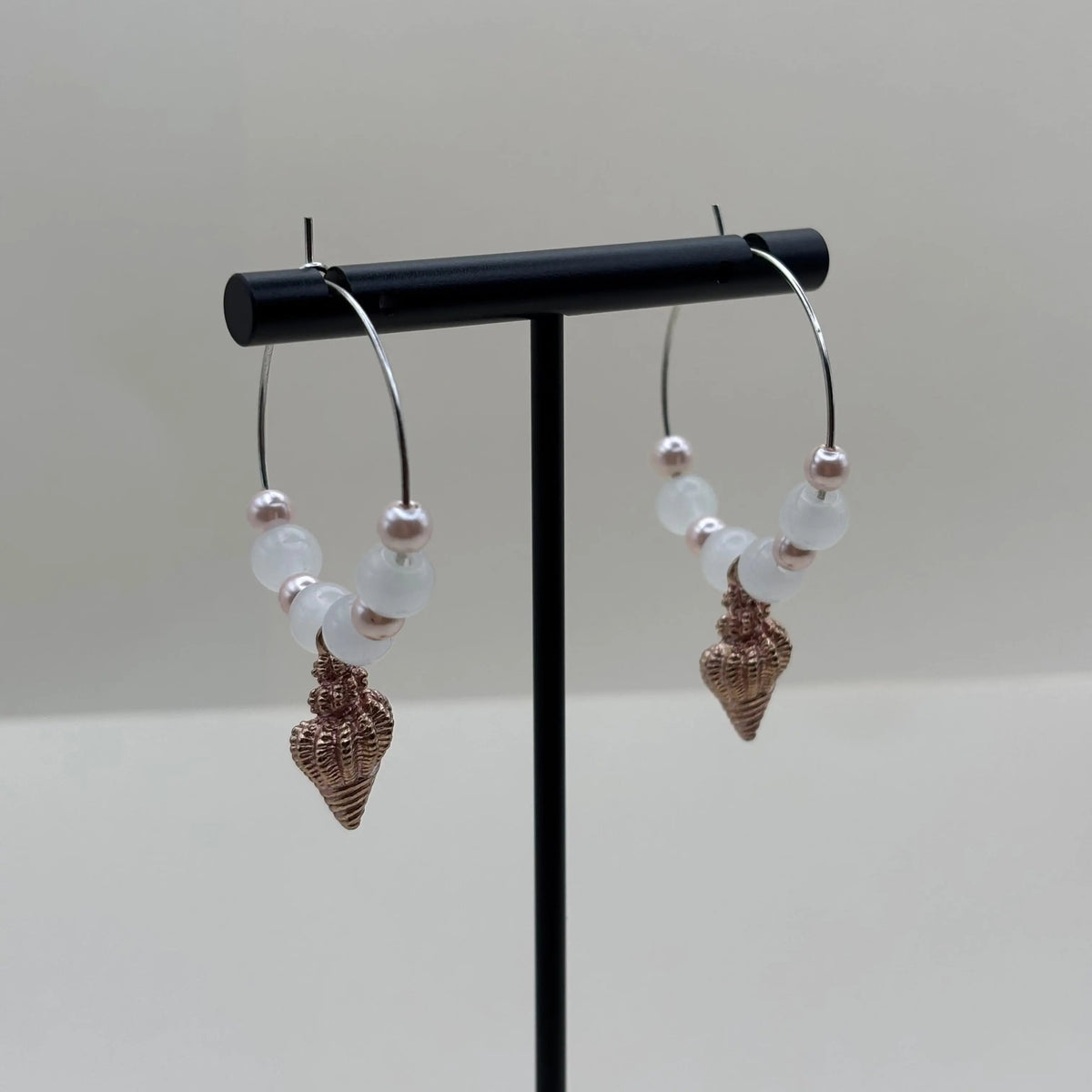 Une paire de boucles d'oreilles créole diamètre de trois cm breloque coquillage rosé
Perles acryliques